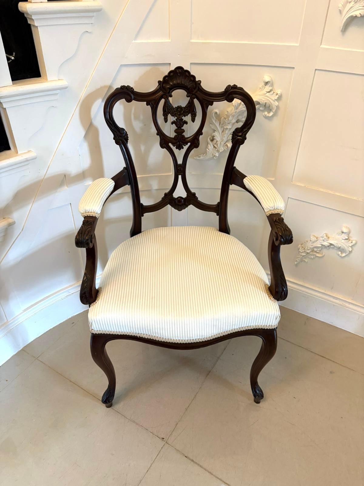 Silla de escritorio antigua de caoba tallada de calidad victoriana en venta 1