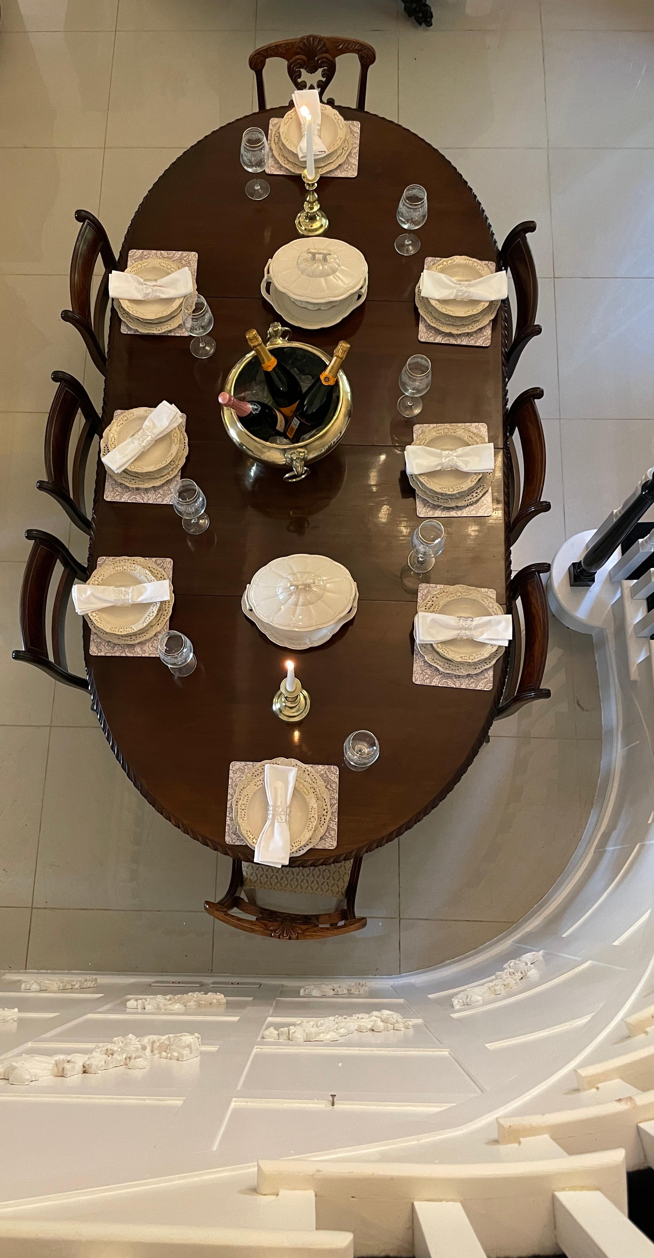 Antique Victorian Quality Carved Mahogany Extending Dining Table In Good Condition In Suffolk, GB