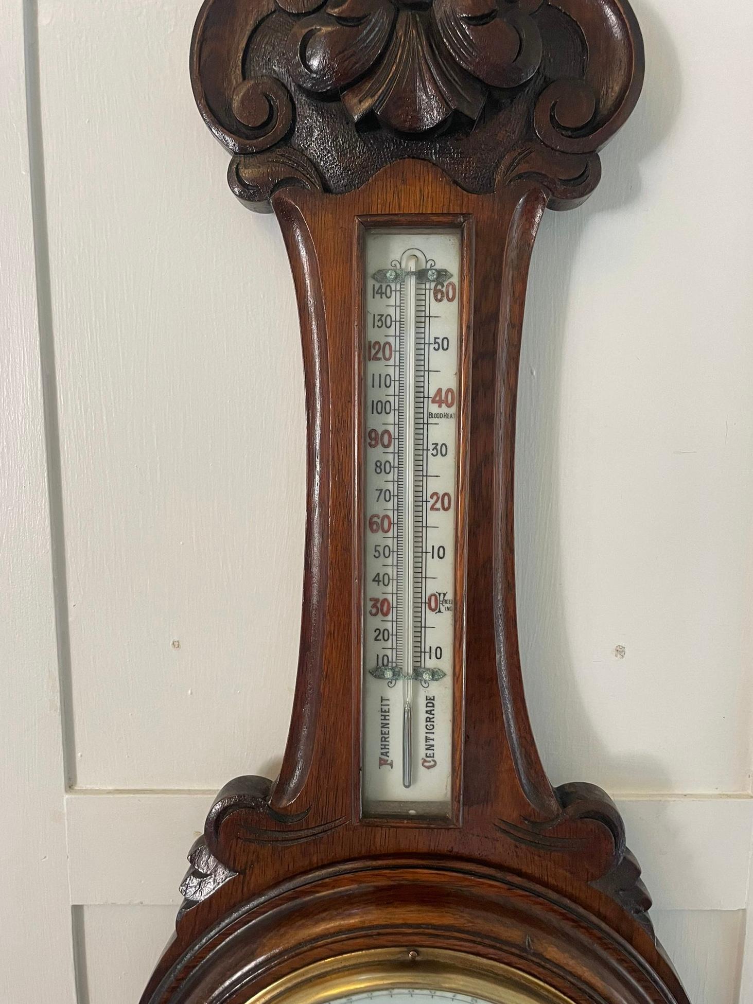 Baromètre banjo victorien ancien en chêne sculpté, avec un boîtier en forme de chêne sculpté, une lunette en laiton, un cadran en porcelaine avec des aiguilles d'origine et un thermomètre. 

Un bel exemple en bon état de fonctionnement

Dimensions