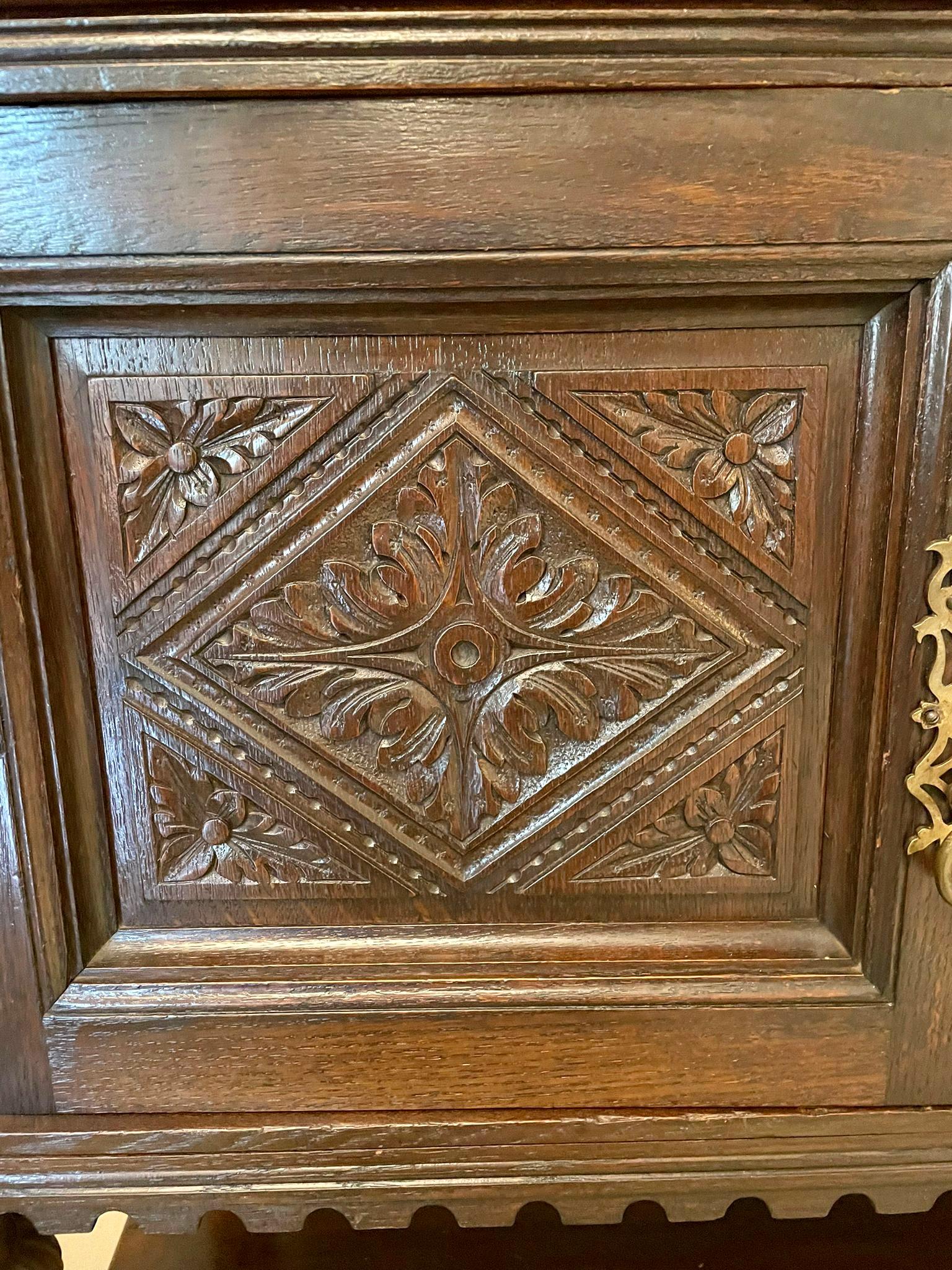 Antique Victorian quality carved oak mirror back sideboard having a quality carved bevelled edge mirror back supported by carved columns above an oak top, two frieze drawers with carved lions mask handles. The central recess is flanked by carved