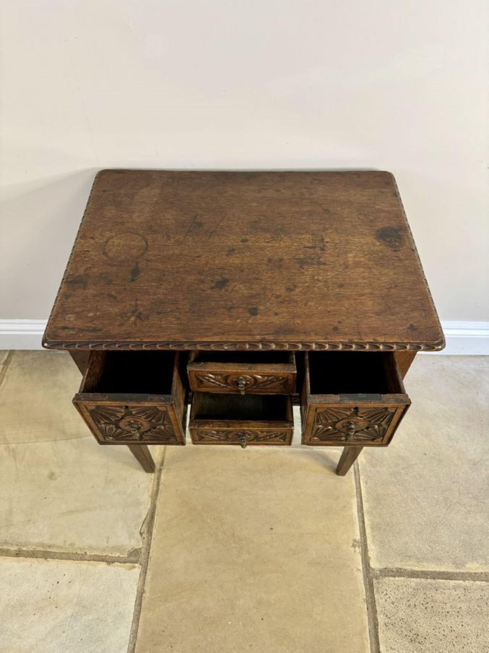 Ancienne table d'appoint victorienne en chêne sculpté, avec un plateau en chêne de qualité avec un bord sculpté au-dessus de deux petits tiroirs et de grands tiroirs en chêne sculpté, poignées en laiton d'origine, reposant sur des pieds carrés