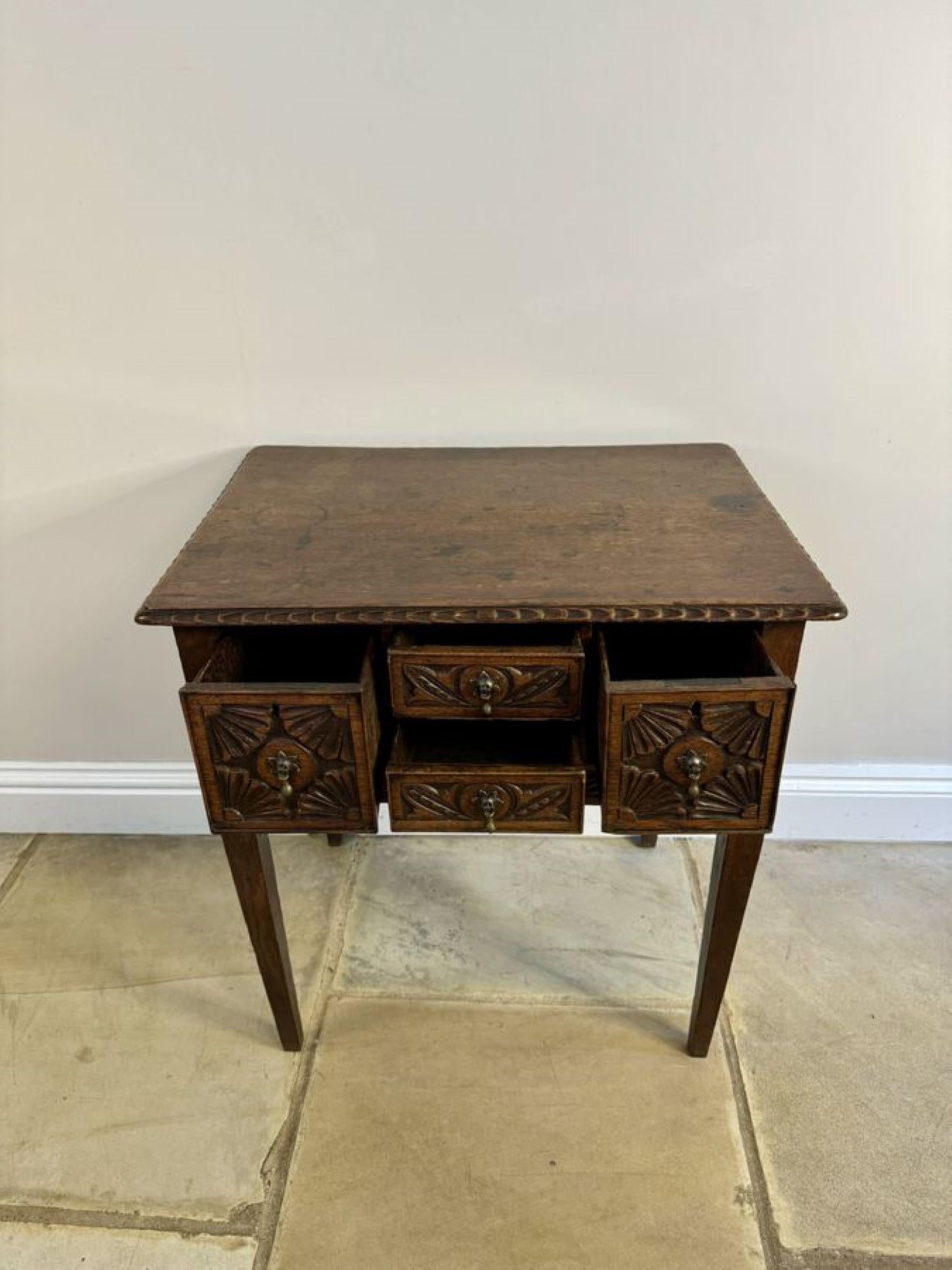 Début de l'époque victorienne Table d'appoint ancienne en chêne sculpté de qualité victorienne en vente