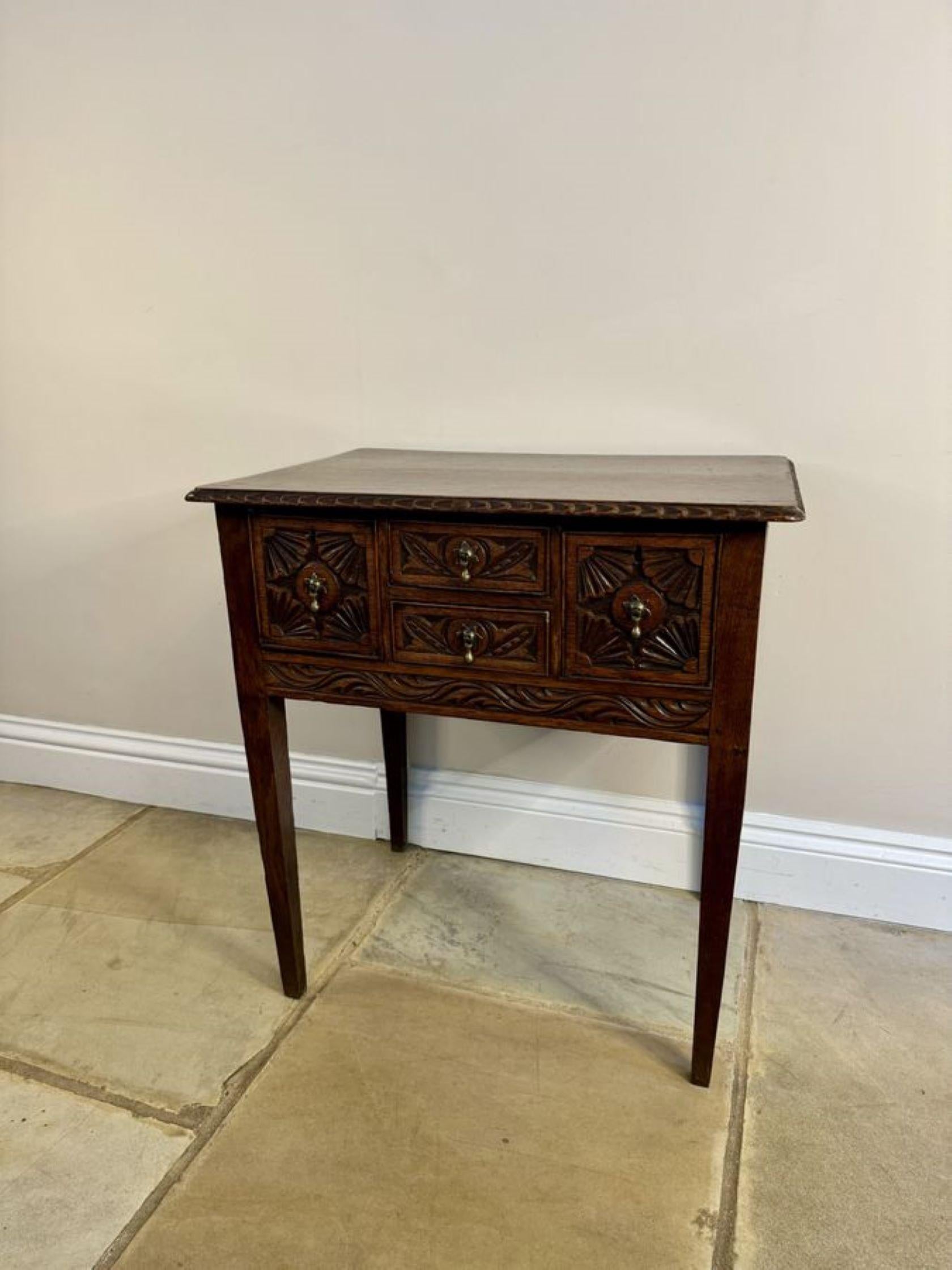 Table d'appoint ancienne en chêne sculpté de qualité victorienne en vente 1