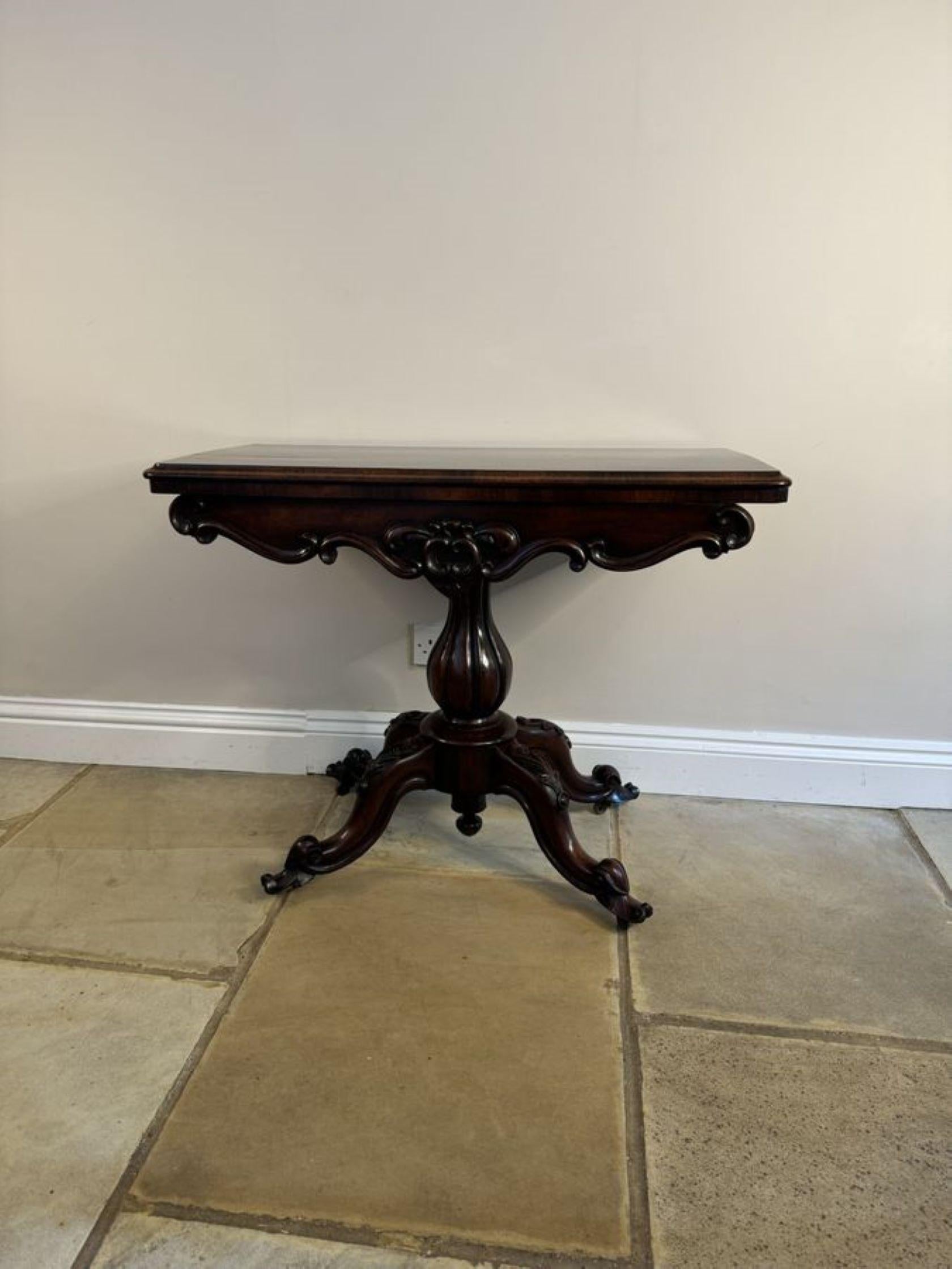 Ancienne table à cartes victorienne en bois de rose sculpté, avec un plateau pliant en bois de rose de qualité avec un bord moulé s'ouvrant pour révéler la baize d'origine, une frise en bois de rose sculpté soutenue par un piédestal en forme de