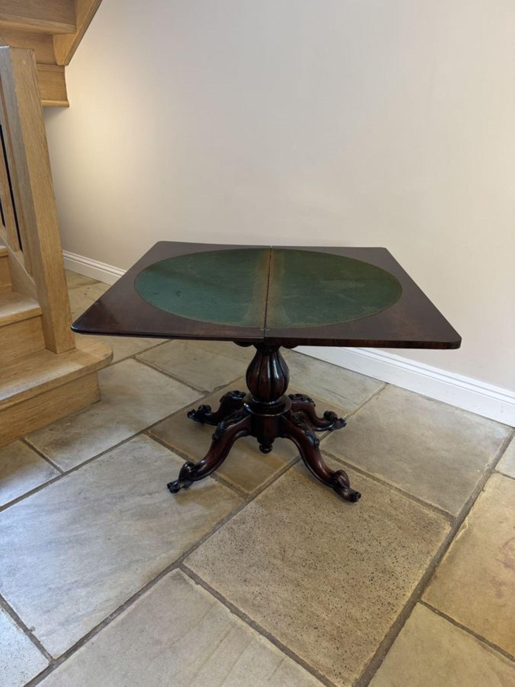 Ancienne table à cartes victorienne en bois de rose sculpté Bon état - En vente à Ipswich, GB