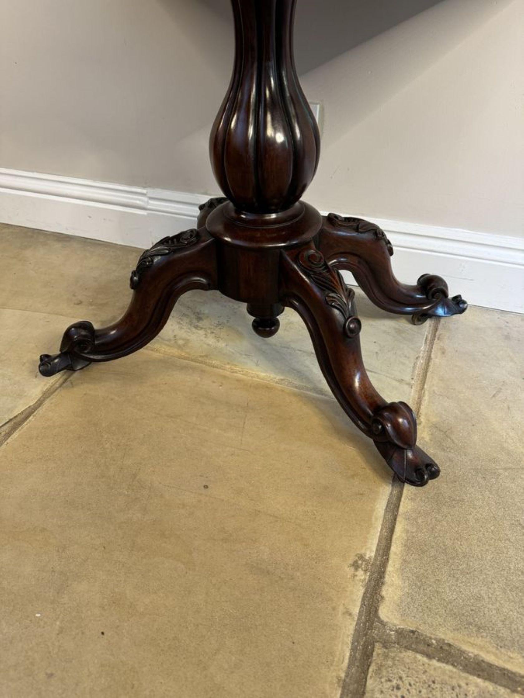 XIXe siècle Ancienne table à cartes victorienne en bois de rose sculpté en vente