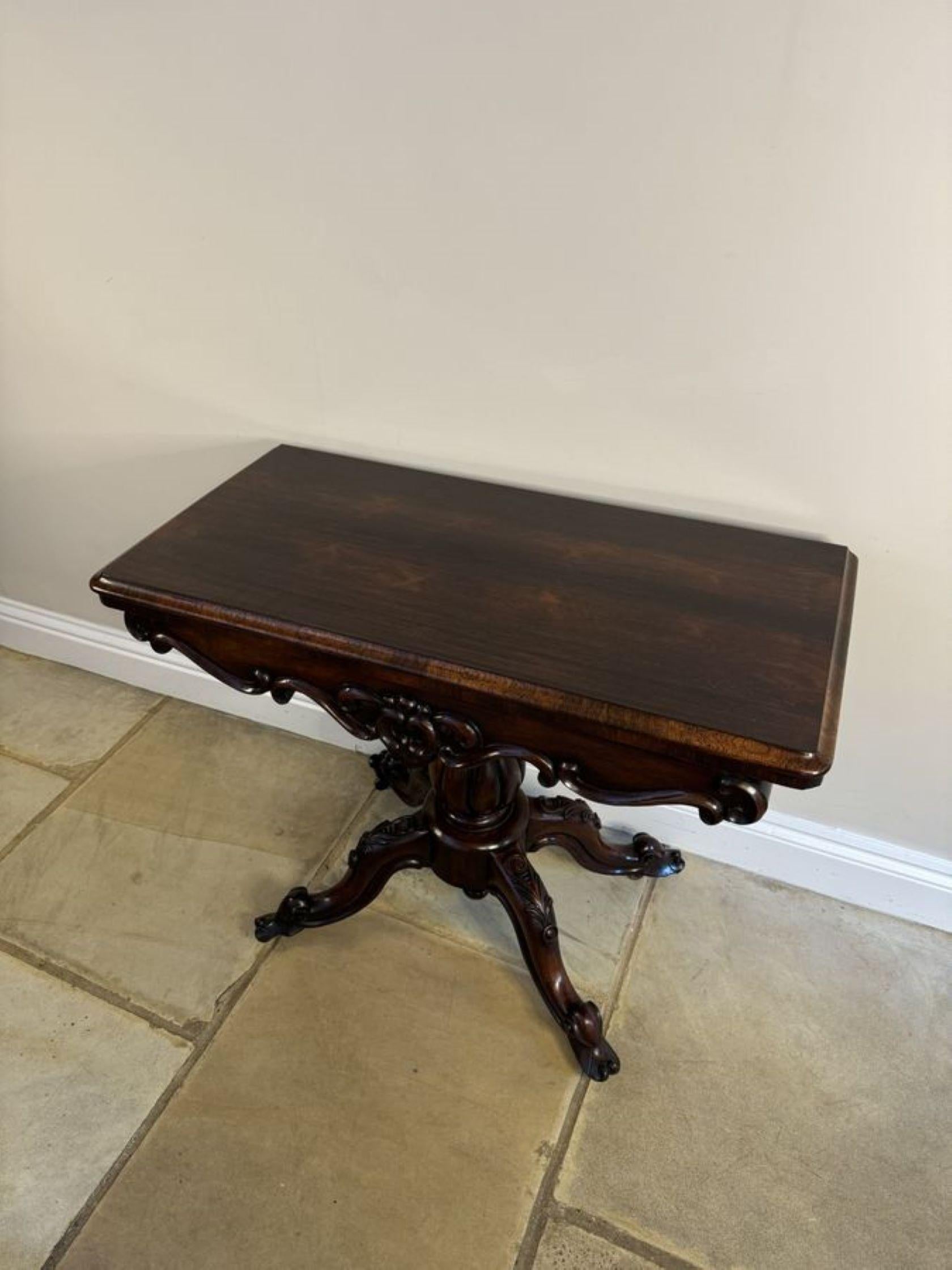 Bois de rose Ancienne table à cartes victorienne en bois de rose sculpté en vente