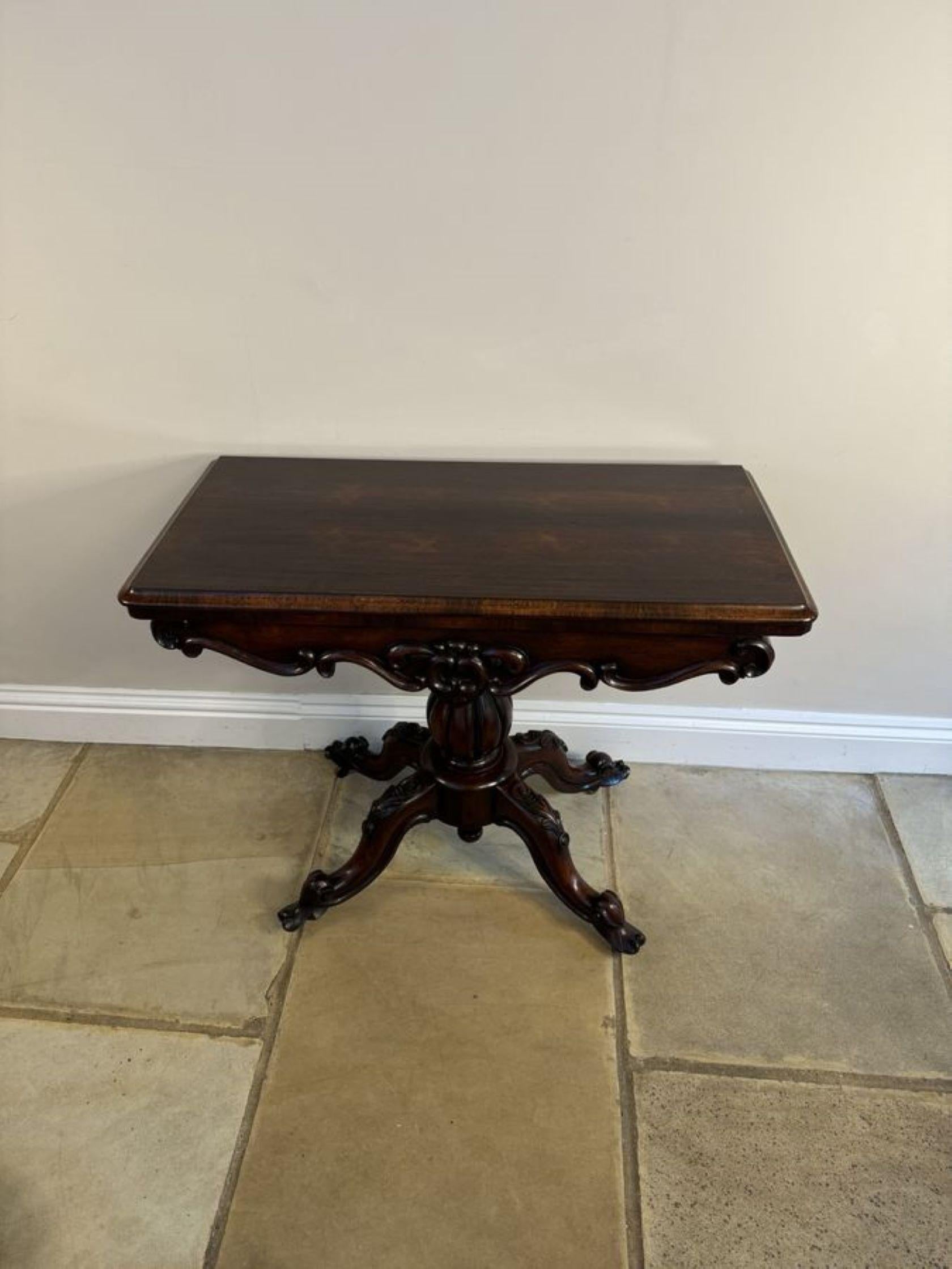 Ancienne table à cartes victorienne en bois de rose sculpté en vente 1
