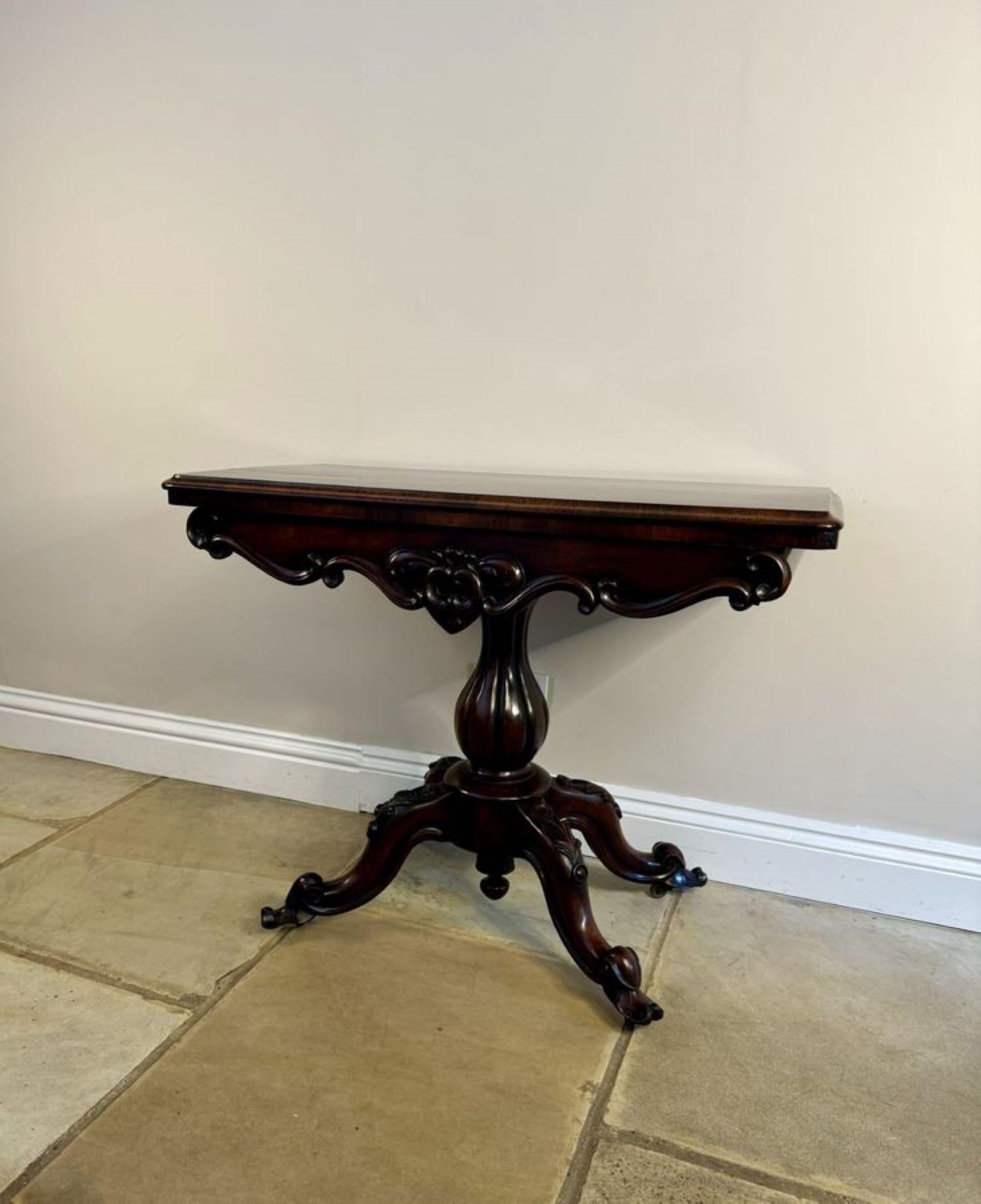 Ancienne table à cartes victorienne en bois de rose sculpté en vente 2
