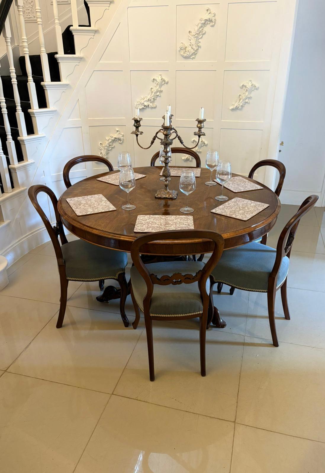 Antique Victorian quality carved rosewood circular dining table having a quality rosewood circular tilt top with a thumb moulded edge supported on a shaped reeded pedestal column standing on three shaped carved solid rosewood cabriole legs with