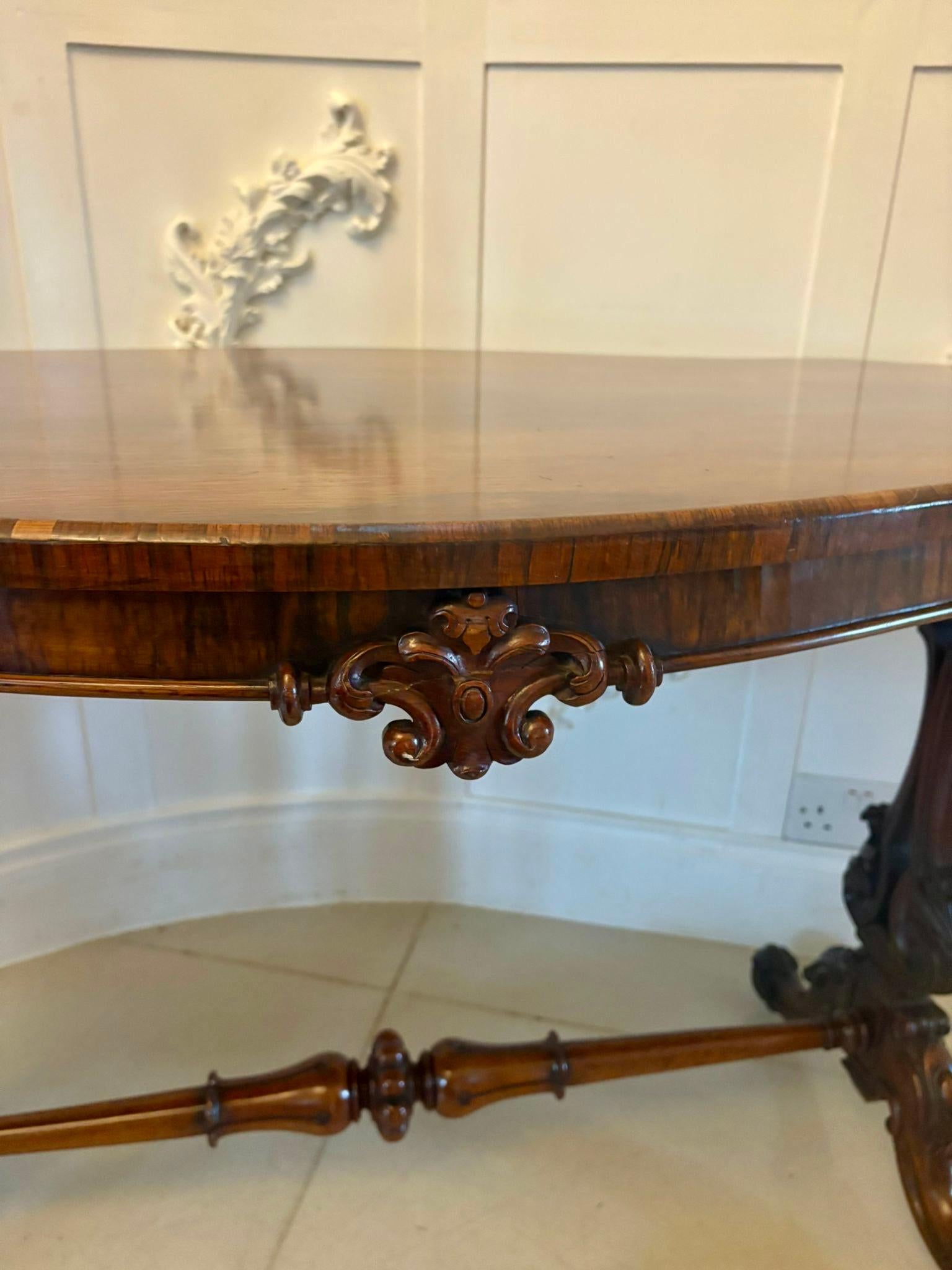 Table centrale autoportante de qualité victorienne en bois de rose sculpté en vente 3