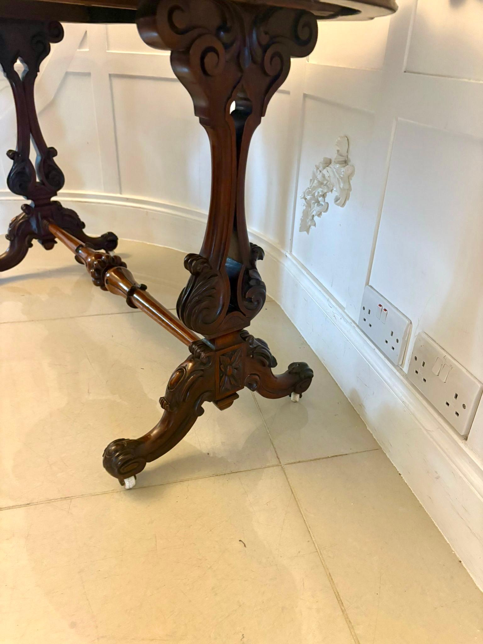 Table centrale autoportante de qualité victorienne en bois de rose sculpté en vente 4