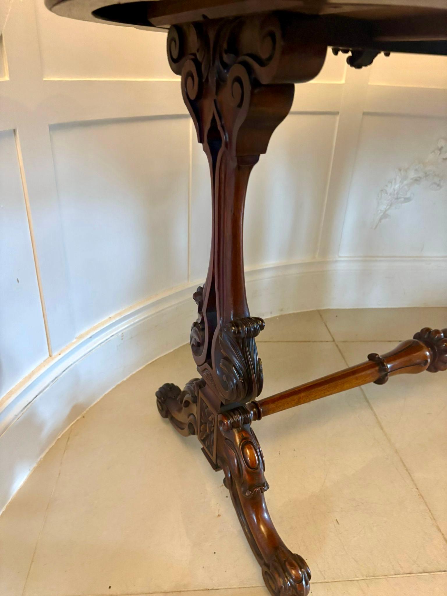 Table centrale autoportante de qualité victorienne en bois de rose sculpté en vente 5