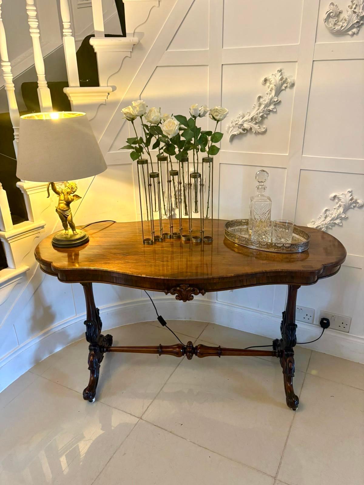 Victorien Table centrale autoportante de qualité victorienne en bois de rose sculpté en vente