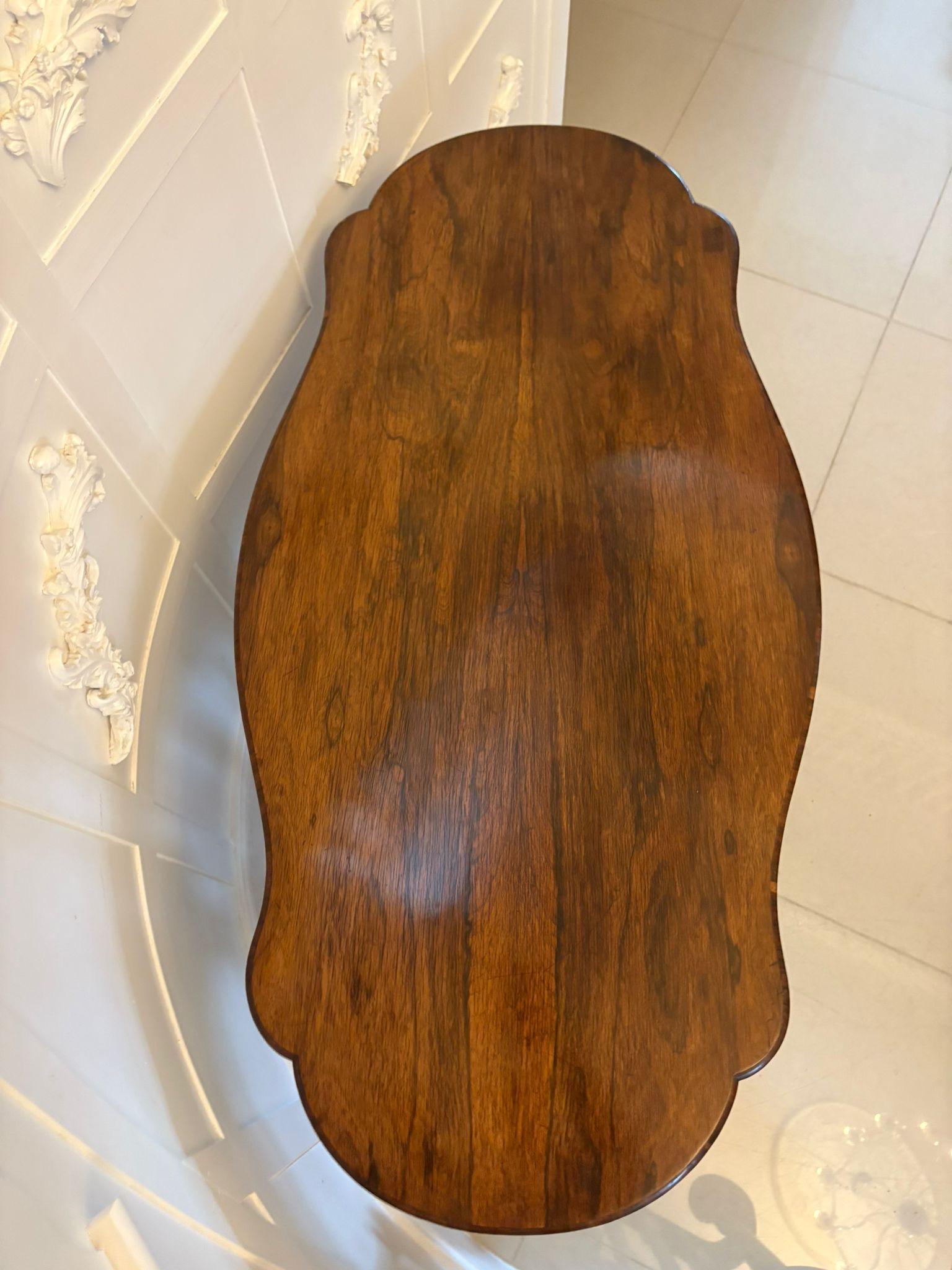 Anglais Table centrale autoportante de qualité victorienne en bois de rose sculpté en vente