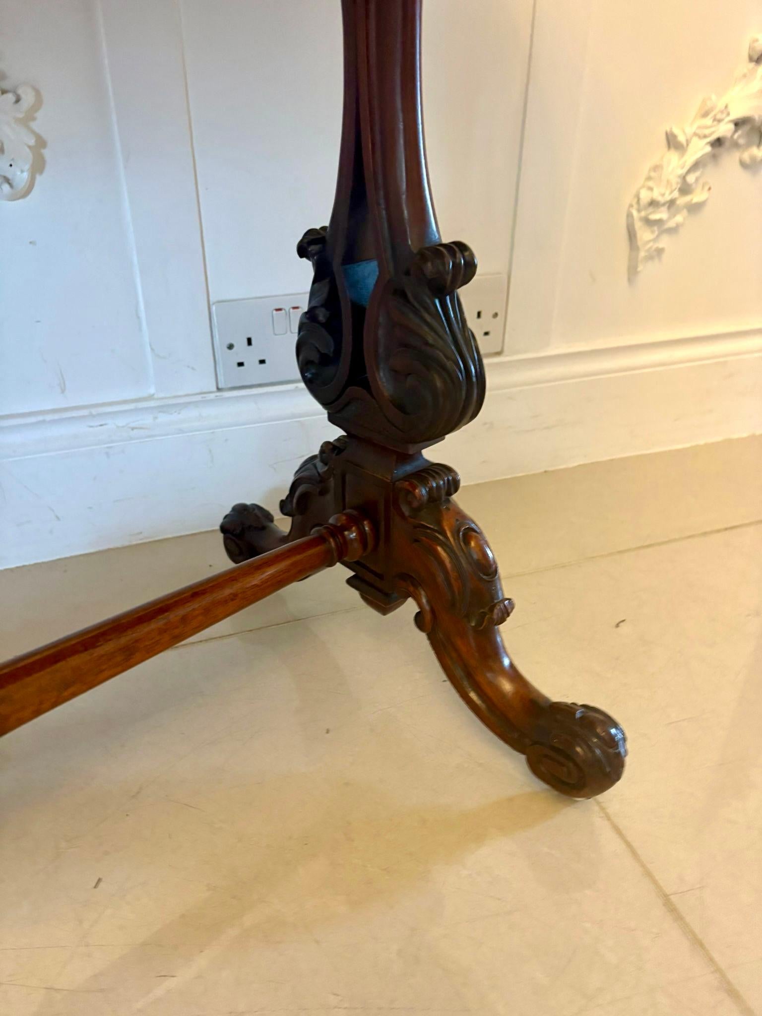 Table centrale autoportante de qualité victorienne en bois de rose sculpté Bon état - En vente à Suffolk, GB