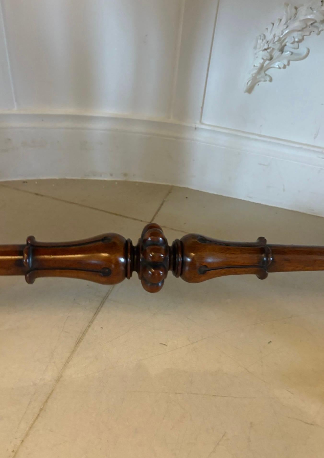 XIXe siècle Table centrale autoportante de qualité victorienne en bois de rose sculpté en vente
