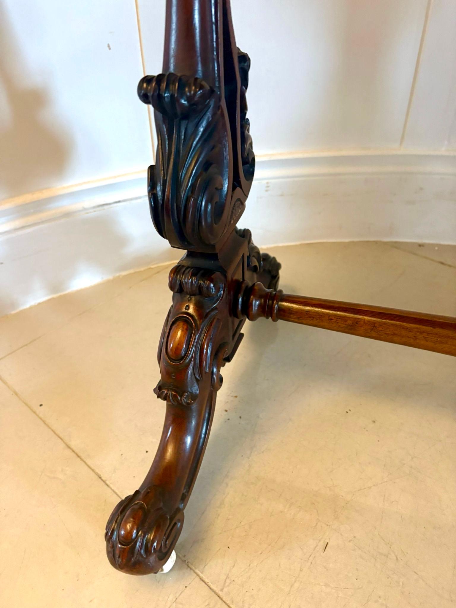 Autre Table centrale autoportante de qualité victorienne en bois de rose sculpté en vente