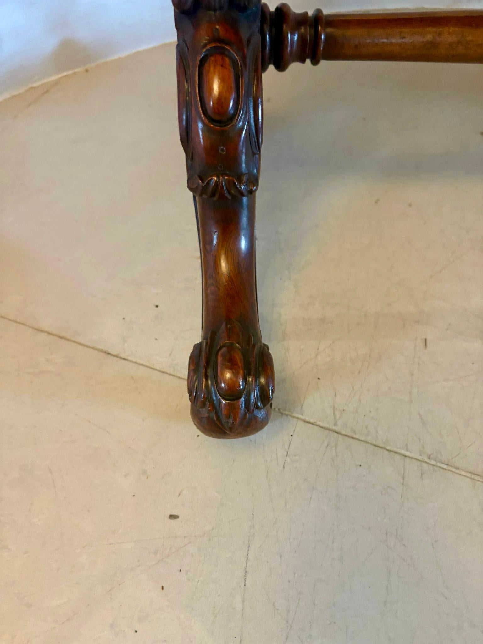 Table centrale autoportante de qualité victorienne en bois de rose sculpté en vente 2