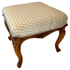 Antique Victorian Quality Carved Walnut Free Standing Stool Antique Victorian Quality Carved Walnut Free Standing Stool