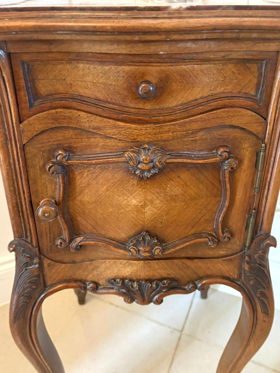 Antique Victorian Qualität geschnitzt Nussbaum Französisch Nachttisch (Walnuss) im Angebot