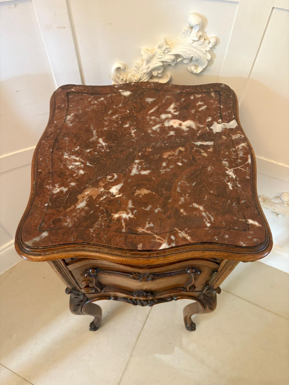 Antique Victorian Qualität geschnitzt Nussbaum Französisch Nachttisch im Angebot 2