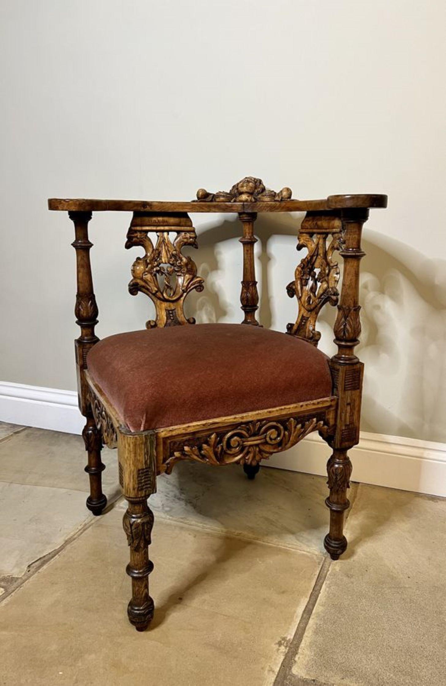 Ancienne chaise d'angle italienne en noyer sculpté de qualité victorienne  en vente 2