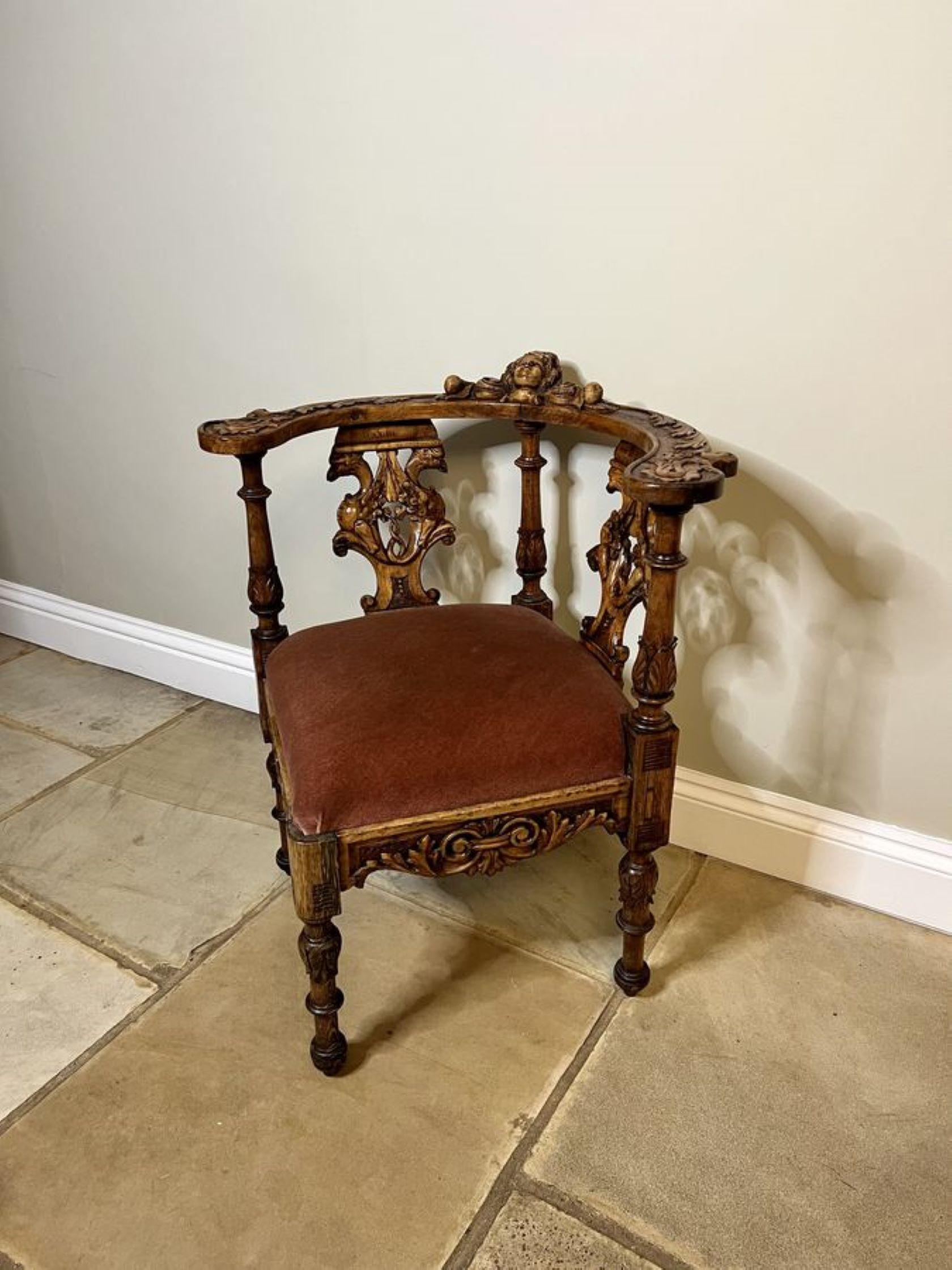 Victorien Ancienne chaise d'angle italienne en noyer sculpté de qualité victorienne  en vente