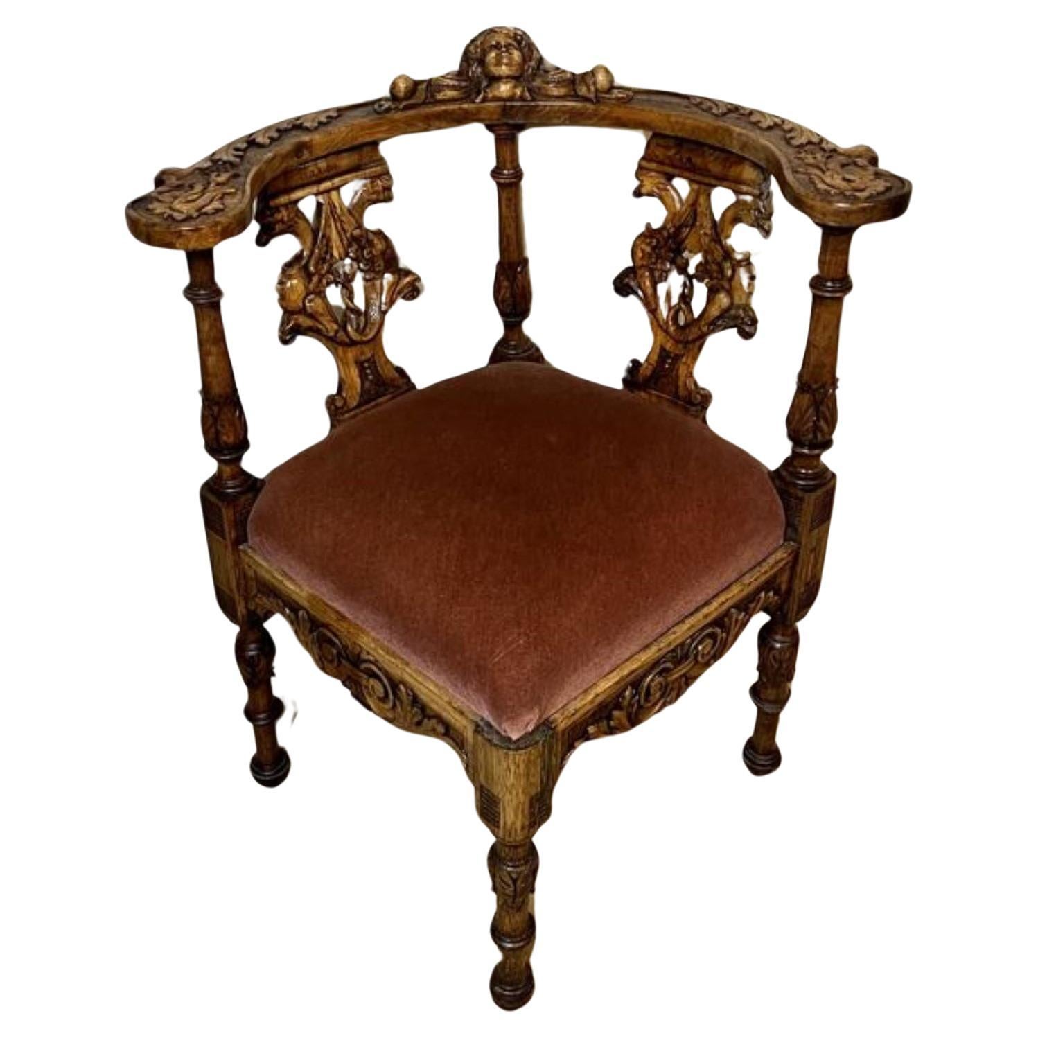 Ancienne chaise d'angle italienne en noyer sculpté de qualité victorienne  en vente