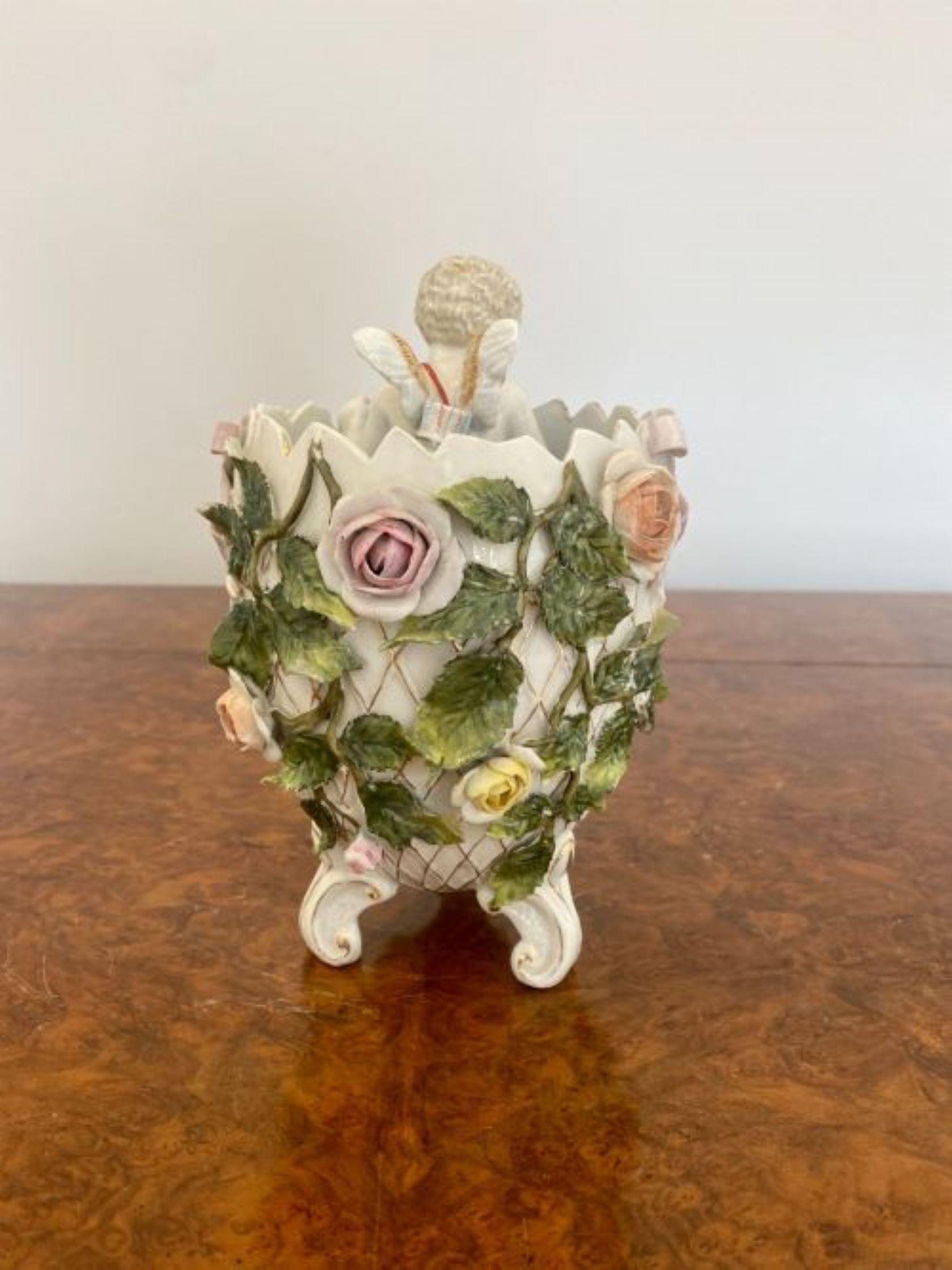 Antike viktorianische Qualität kontinentalen Porzellan Cherub in einer Vase im Angebot 1