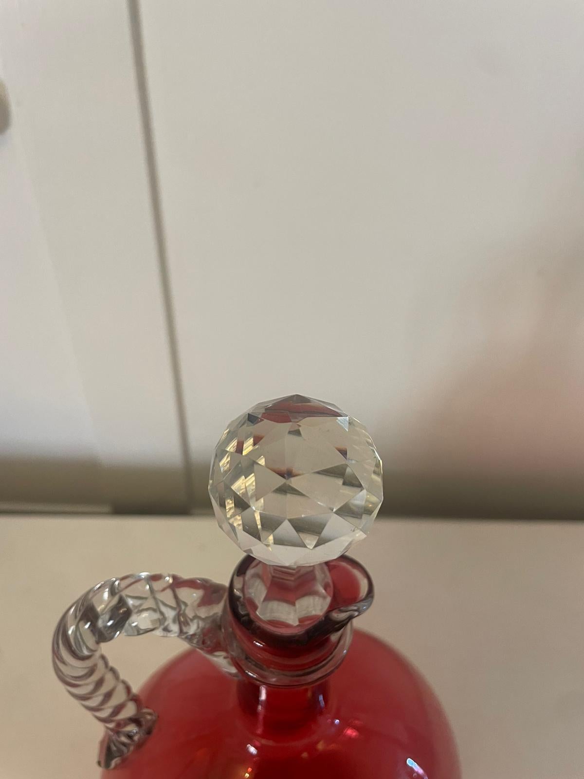 Antico decanter in vetro color mirtillo rosso di qualità vittoriana, con un insolito manico in vetro a spirale e tappo originale. 


Un pittoresco esemplare in perfette condizioni originali


Dimensioni:
Altezza 24.5 cm
Larghezza 14 cm
Profondità 9