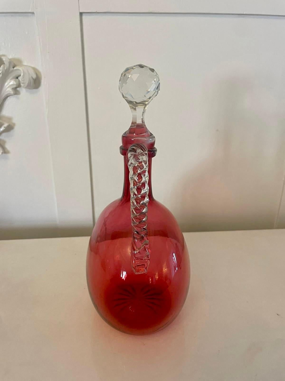 XIXe siècle Ancienne carafe victorienne en verre canneberge de qualité  en vente