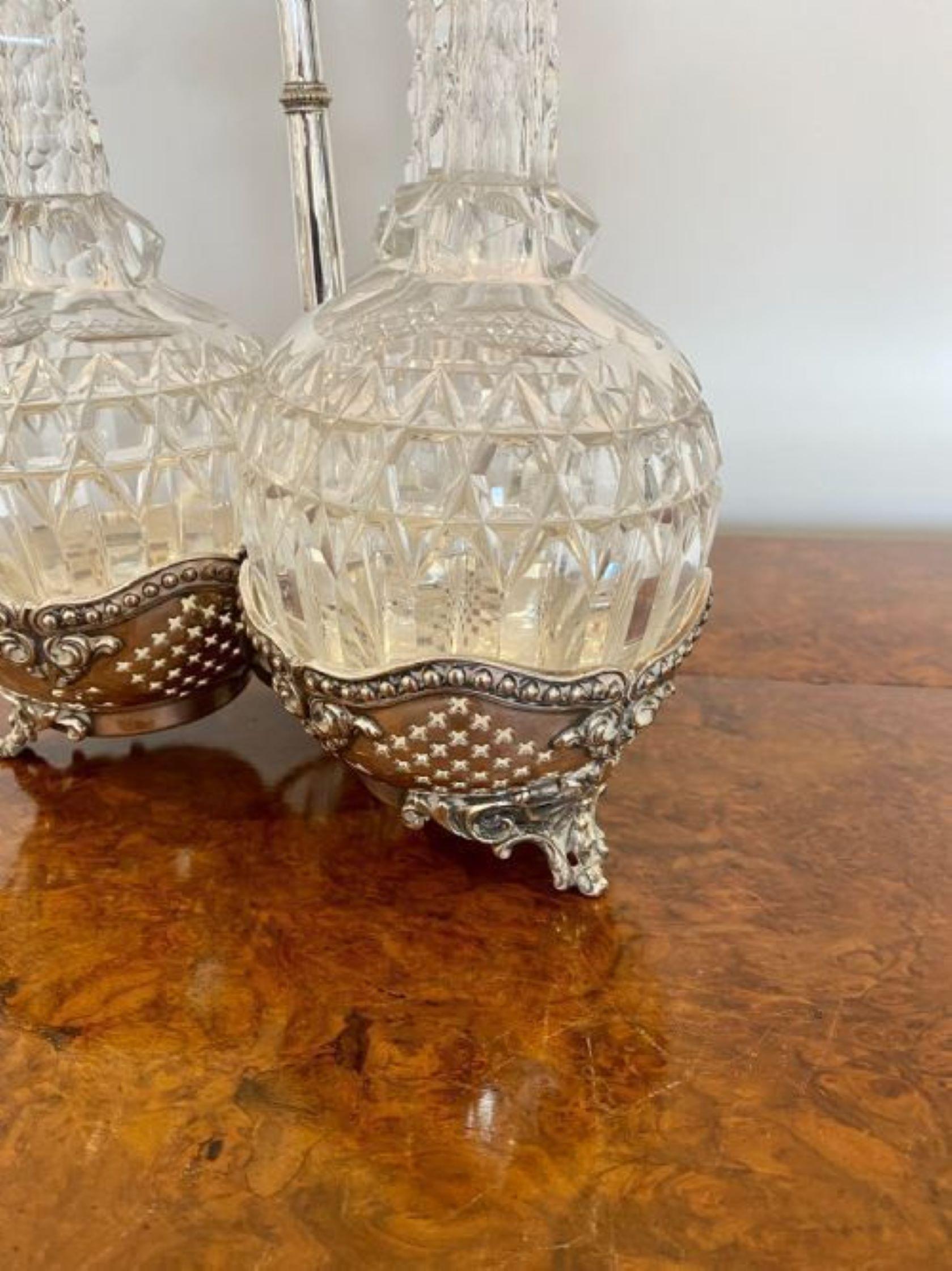 Antike Dekanter aus geschliffenem Glas in viktorianischer Qualität und original versilberter Stand (Viktorianisch) im Angebot