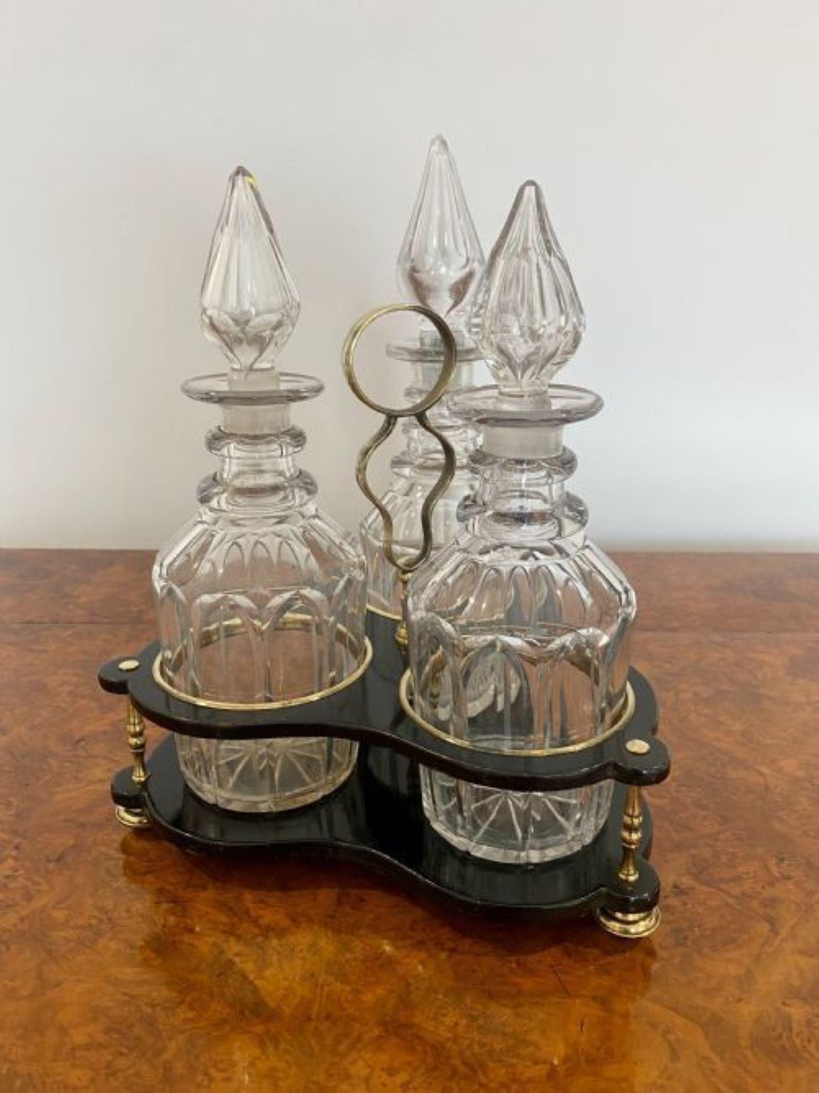 Victorien Stand de carafe ancienne de qualité victorienne avec trois carafes en verre taillé d'origine en vente
