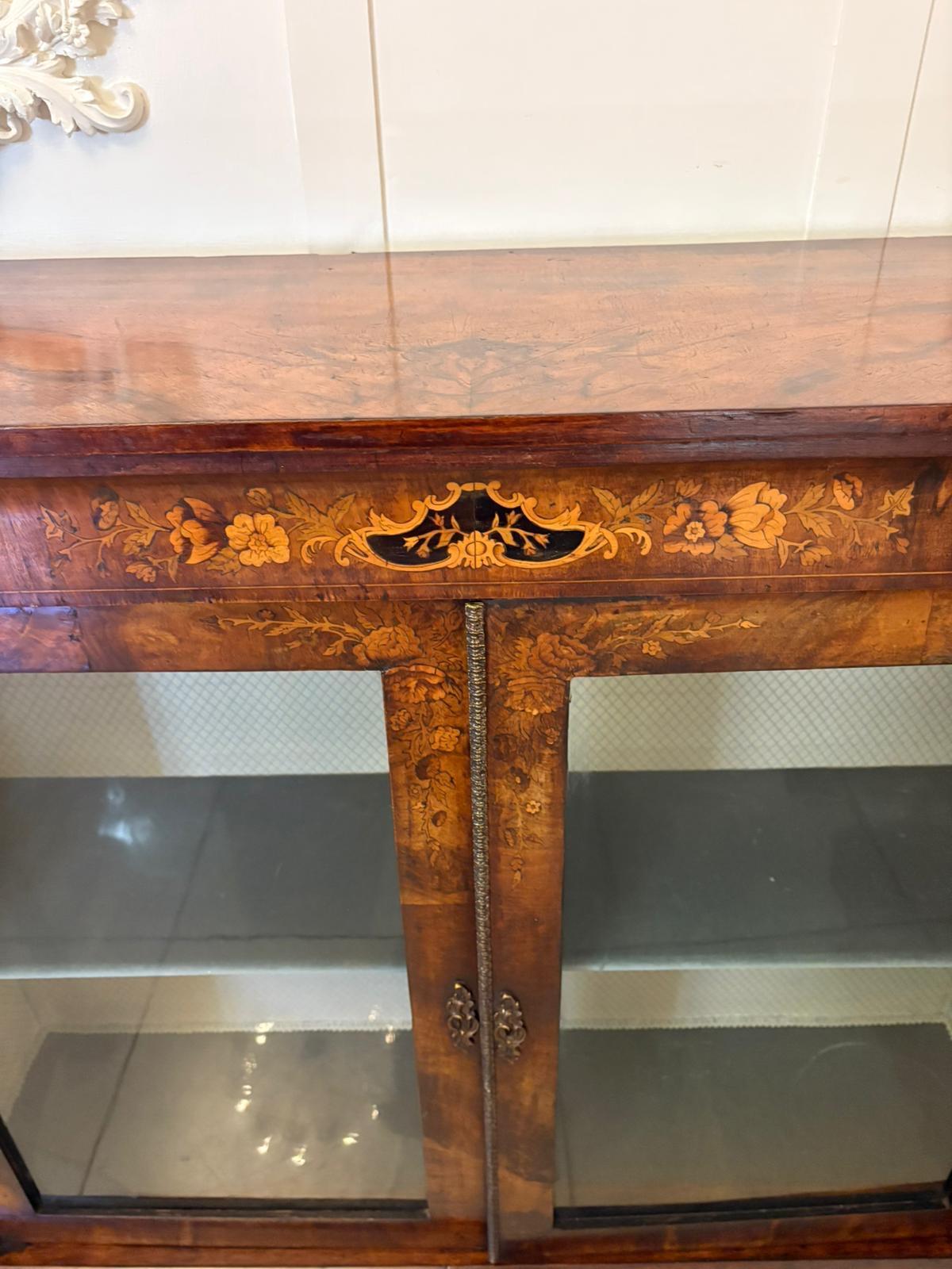 Antique Victorian Quality Figured Burr Walnut & Marquetry Inlaid Display Cabinet in vendita 3