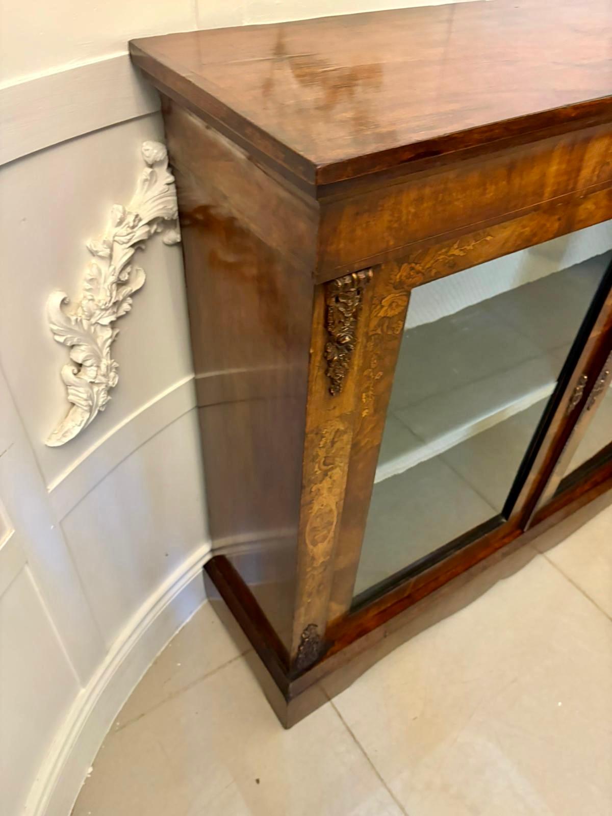 Vittoriano Antique Victorian Quality Figured Burr Walnut & Marquetry Inlaid Display Cabinet in vendita
