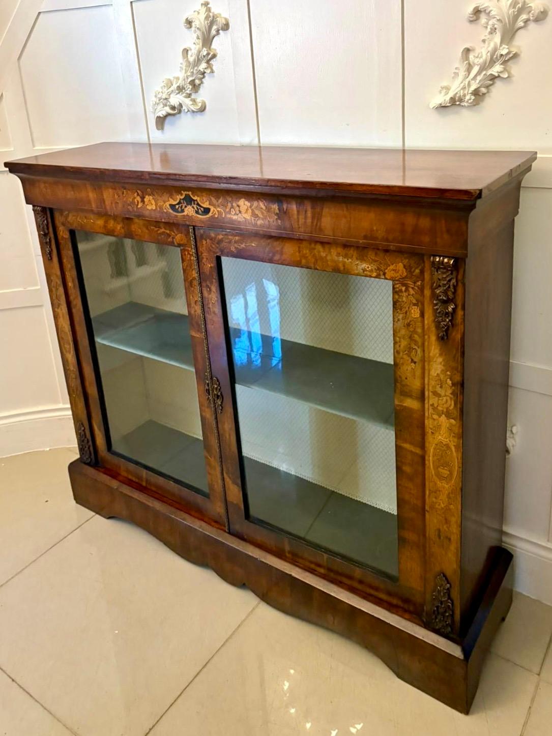 Noce Antique Victorian Quality Figured Burr Walnut & Marquetry Inlaid Display Cabinet in vendita