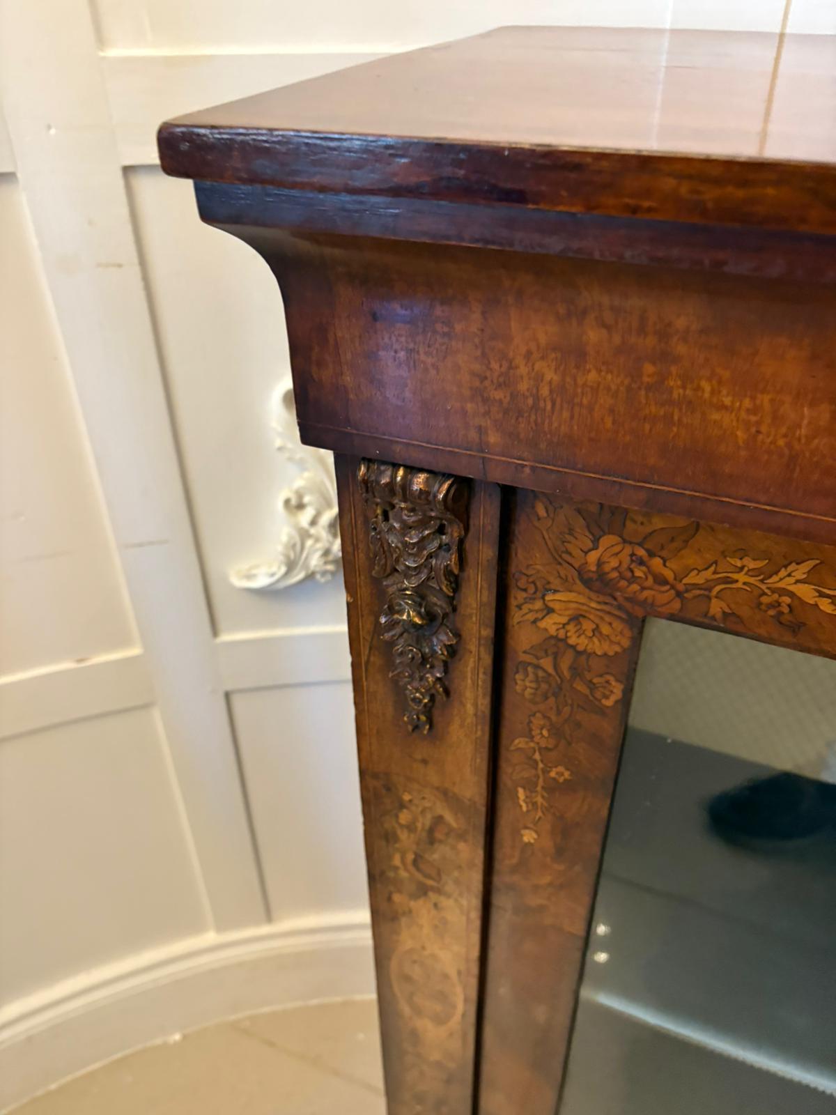 Antique Victorian Quality Figured Burr Walnut & Marquetry Inlaid Display Cabinet in vendita 1