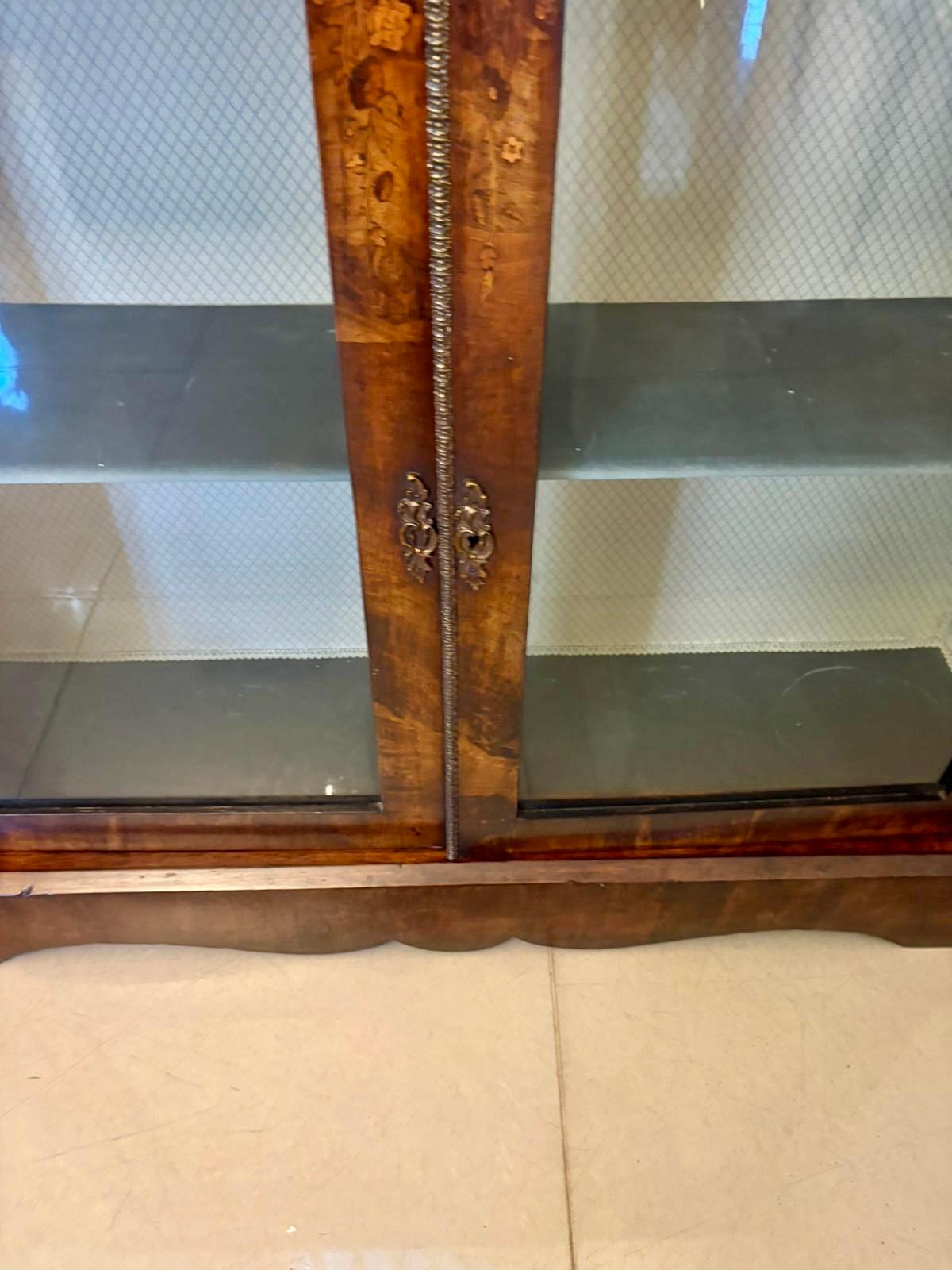 Antique Victorian Quality Figured Burr Walnut & Marquetry Inlaid Display Cabinet in vendita 2