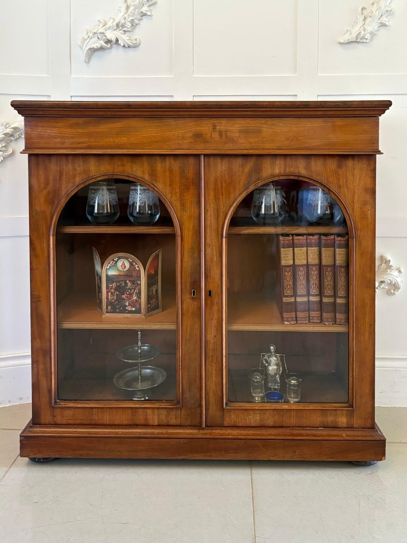 Ancienne bibliothèque vitrée victorienne en acajou figuré de qualité, avec un plateau en acajou figuré de qualité, un tiroir unique au-dessus d'une paire de portes vitrées moulurées en forme d'arc en acajou figuré, s'ouvrant pour révéler deux