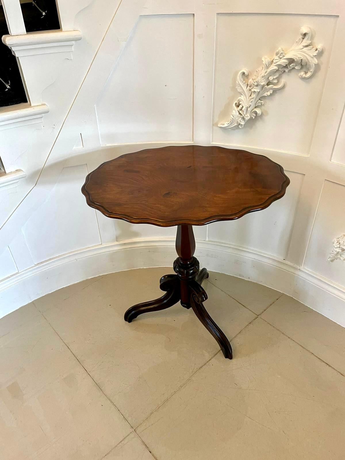 Antique Victorian Quality Figured Mahogany Lamp Table In Good Condition For Sale In Suffolk, GB