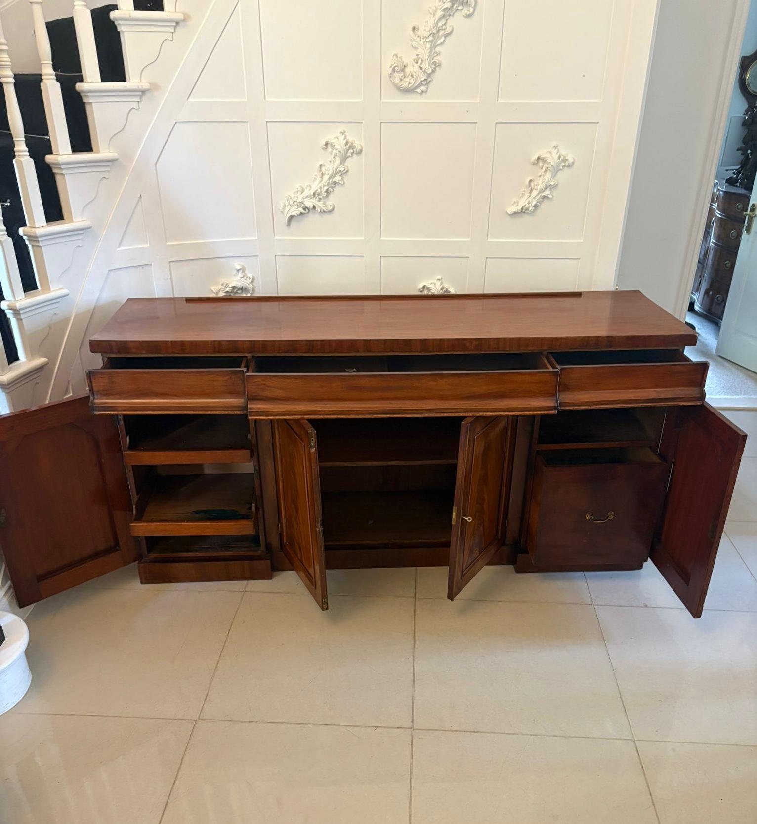 Vittoriano Credenza antica in mogano figurato di qualità vittoriana in vendita