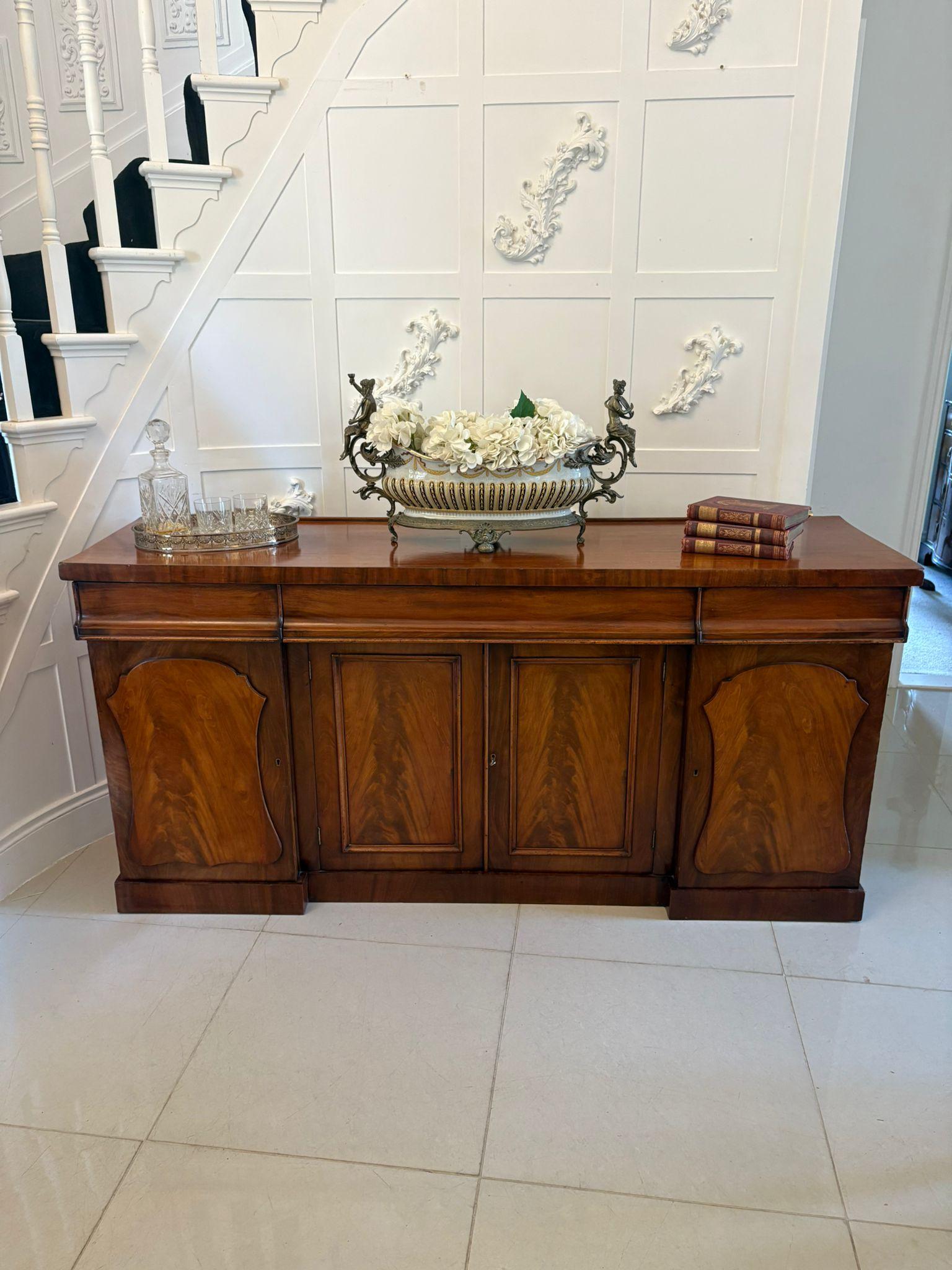 Credenza antica in mogano figurato di qualità vittoriana in vendita 2