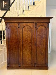 Ancienne armoire à trois portes en acajou figuré de qualité victorienne