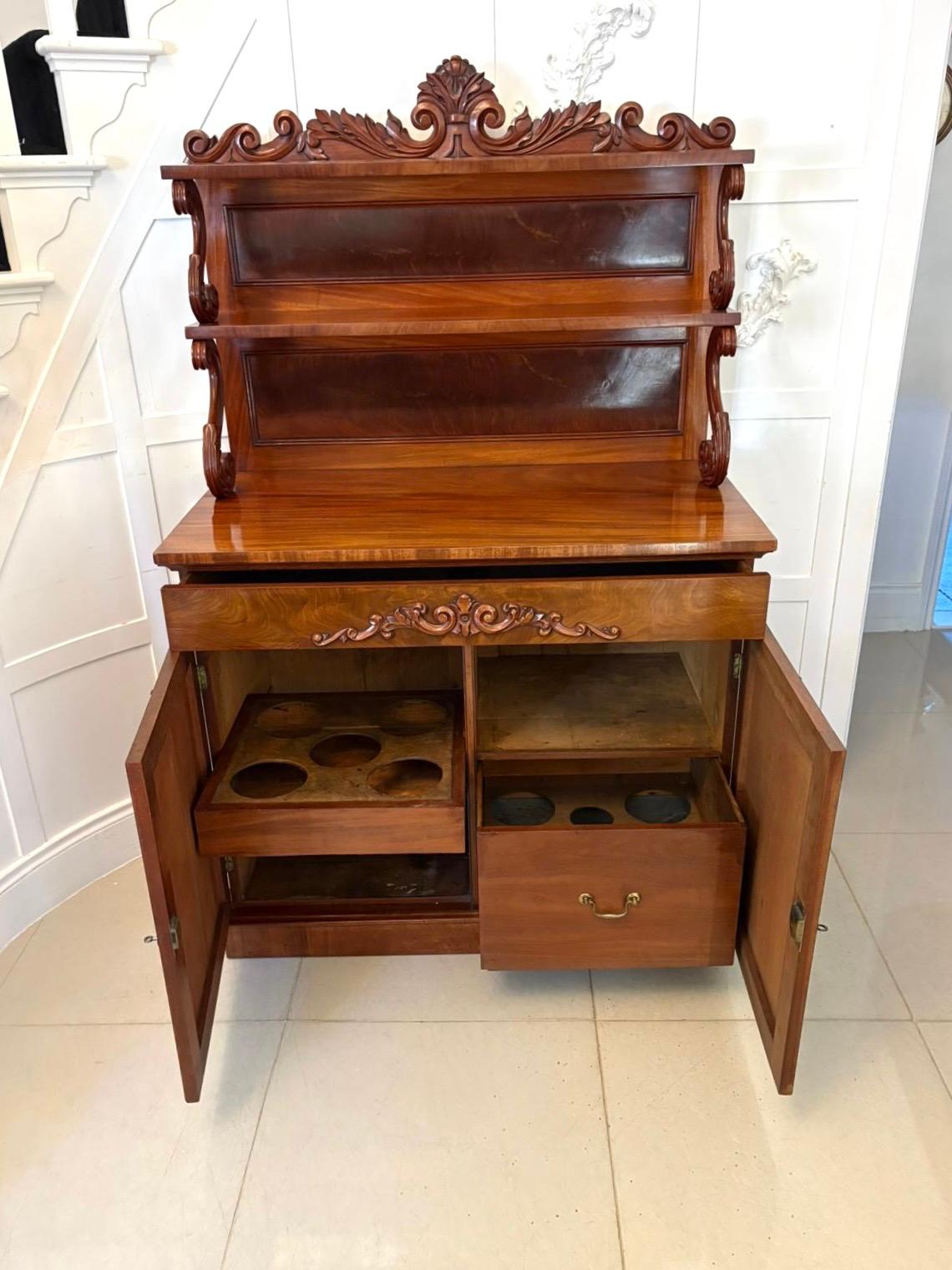 Antico Chiffoniere / Credenza a due piani in mogano figurato di qualità vittoriana in vendita 3