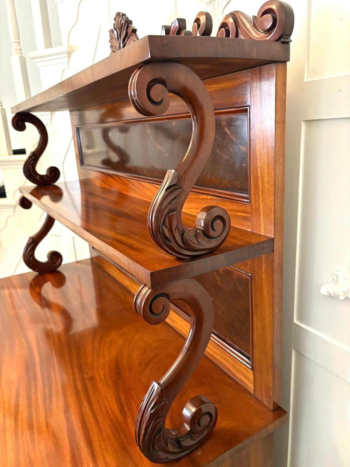 Antico Chiffoniere / Credenza a due piani in mogano figurato di qualità vittoriana in vendita 4