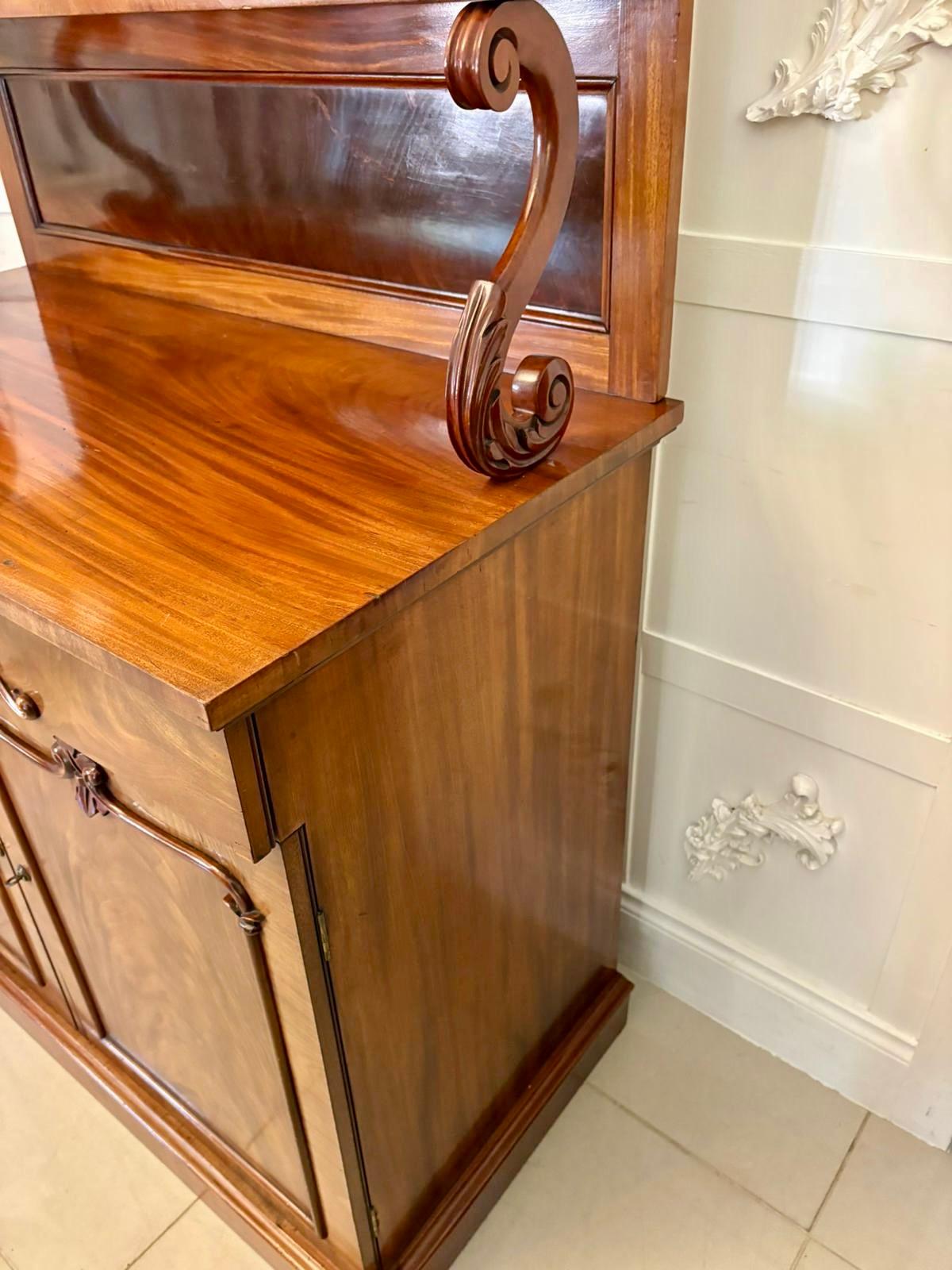 Antico Chiffoniere / Credenza a due piani in mogano figurato di qualità vittoriana in vendita 5