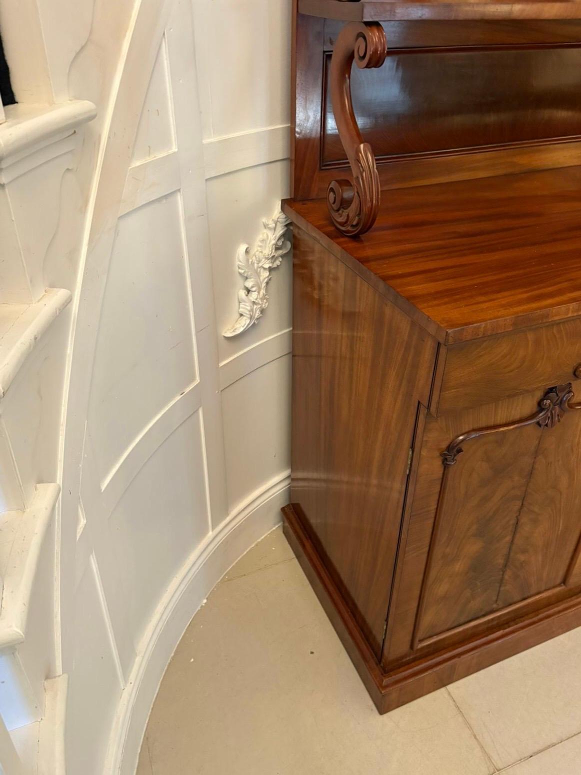 Antico Chiffoniere / Credenza a due piani in mogano figurato di qualità vittoriana in vendita 8