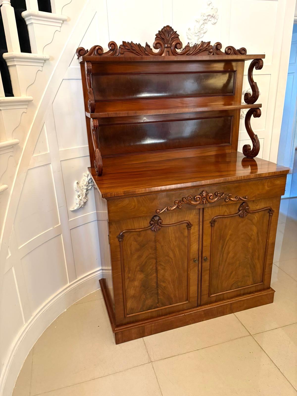 Antico Chiffoniere / Credenza a due piani in mogano figurato di qualità vittoriana in vendita 9
