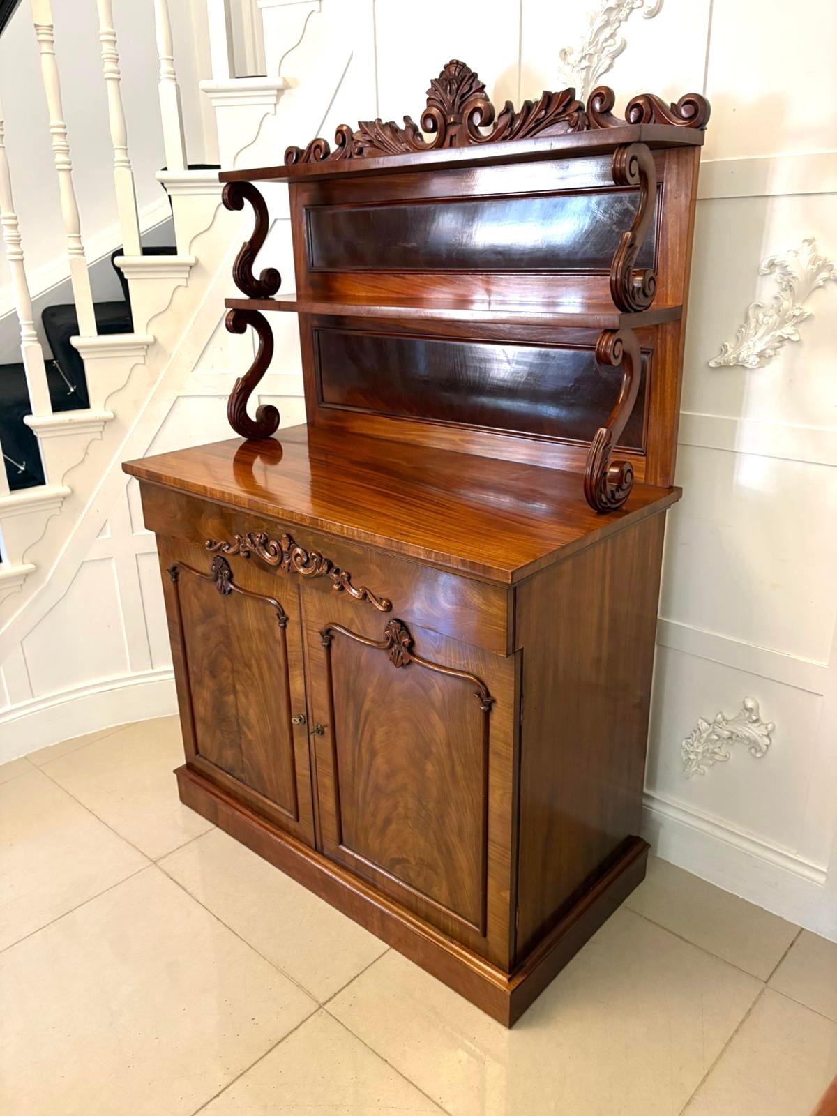 Antico Chiffoniere / Credenza a due piani in mogano figurato di qualità vittoriana in vendita 10